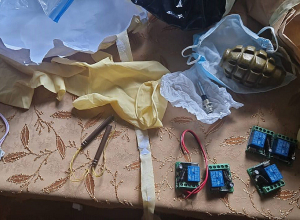 ՔԿ․ Առգրավված առարկաների մեջ հայտնաբերվել են մարտական նռնակ և ռազմամթերք հանդիսացող էլեկտրական անդրապայթիչներ (դետոնատորներ)