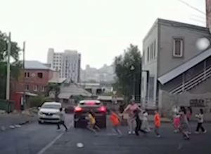 Երեխաներին փողոցով անցկացնող 61-ամյա կինը հրավիրվել է ոստիկանության բաժին