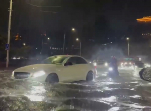 Երևանի Հաղթանակի կամուրջը՝ հորդառատ անձրևից