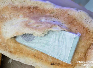 Հացերի և սնունդի մեջ թաքցրել էին բջջային հեռախոսներ և թմրանյութի նմանվող զանգվածներ