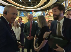 Վաշինգտոնի Աստվածաշնչի թանգարանին նվիրեցի Նարեկացու միջնադարյան  մատյանի կրկնօրինակը․ Փաշինյան