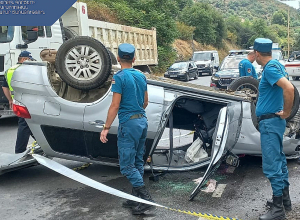 Ավտոմեքենան բախվել է էլեկտրական սյանը և շրջվել․ կա երկու տուժած