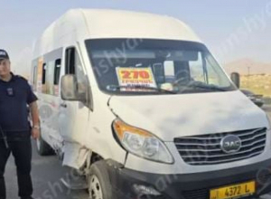 Երևան-Հրազդան թիվ 270 երթուղին սպասարկող միկրոավտոբուսը բախվել է երկաթե արգելապատնեշներին․ կա վիրավոր