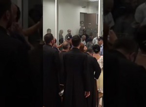 Հրաժարվում ենք սատանայից, չար դատախազներից ու Նիկոլից. դատարանում աղոթք հնչեց