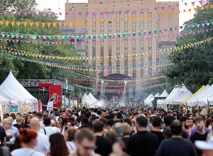 Գարեջրի սիրահարները համախմբվել էին Երևանի Զաքյան փողոցում․ Ֆոտոշարք