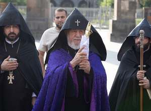 Դուրս բերվեց Սուրբ Արիստակես Հայրապետի մասունքակիր Աջը