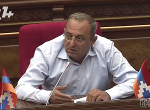 Մի դերասանի թատրոնի ենք եկել, որտեղ Կառավարության ղեկավարն ինքն իրեն հերքում է. Մինասյան