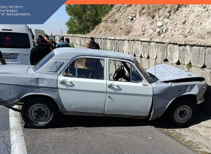 Ավտոմեքենան դուրս է եկել ճանապարհի երթևեկելի հատվածից և բախվել հենապատին