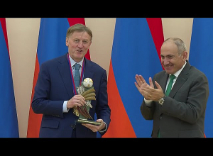 Փաշինյանը պետական մրցանակ է հանձնել Analog Devices-ի ղեկավար Վինսենթ Ռոշին