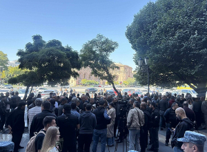 Բեռնատարների վարորդները ակցիա են անում, կառավարությունից պահանջում են բանակցել ՌԴ-ի հետ․ ՈՒՂԻՂ