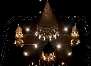 «Ուխտավորների մոմերի լույսերի մեջ Էջմիածնի Մայր Տաճարը»