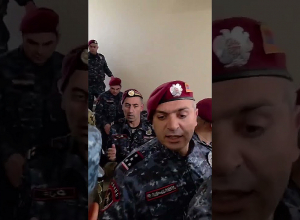 Կոտրում են Գյումրու քաղաքապետարանի դուռը, որ դուրս հանեն Վարդան Ղուկասյանին