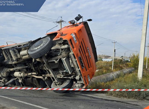 Հովտաշատ գյուղի սկզբնամասում բեռնատարը կողաշրջվել է