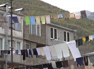 Կապանում հեռացվում են լվացքի չորացման պարաններն ու դրանք պահող հենասյուները․ բնակիչները դժգոհում են