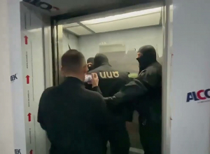 Ինչպես են Նարեկ Սամսոնյանին բերման ենթարկում