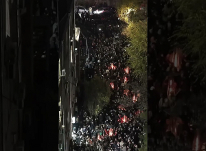 Սամվել Կարապետյանի աջակիցները հավաքված են դատարանի բակում