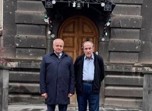 Լեւոն Տեր-Պետրոսյանն իր առանձնատանը հանդիպել է Հայաստանում Ռուսաստանի դեսպանի հետ