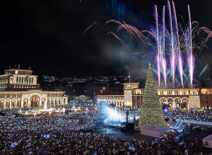 Վառվեցին Երևանի գլխավոր տոնածառի լույսերը