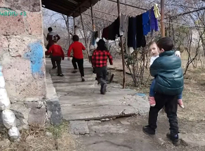 Տաք օջախ,նոր թխված գաթա,շատ երեխաներ