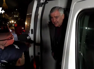 Սամվել Կարապետյանին տան բակում դիմավորեցին աջակիցները