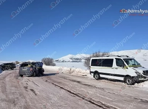 Արագածոտնի մարզում բախվել են օտարերկրացի 12 ուղևորներ տեղափոխող «Mercedes Sprinter»-ը և 2 «Opel Zafira»-ները․ կան վիրավորներ 
