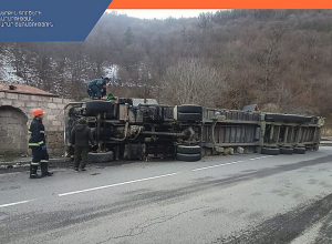 Բեռնատար ավտոմեքենան կողաշրջվել է․ կա տուժած