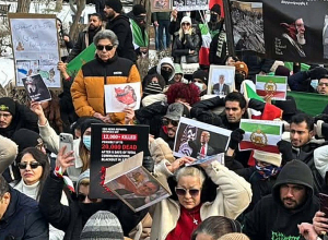 Իրանցիները ցույց են անցկացնում Երևանում Իրանի դեսպանատան դիմաց