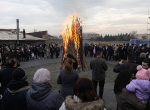 Մայր տաճարի բակում Վեհափառ Հայրապետի ձեռամբ վառվեց Տեառնընդառաջի խարույկը