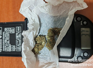 Կանխվել է տեսակցության եկած կնոջ կողմից ամուսնուն թմրամիջոցի նմանվող զանգվածի փոխանցման փորձը