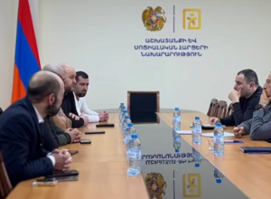 Արսեն Թորոսյանը հանդիպել է օնլայն տաքսիների վարորդների հետ