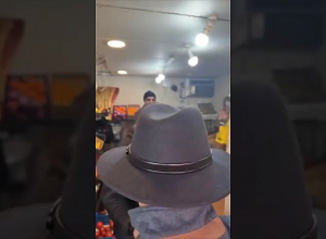 Արտաշատցին Փաշինյանին արգելեց մտնել իր խանութ