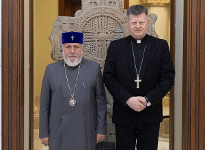 Կաթողիկոսն ընդունել է Սուրբ Աթոռի առաքելական նվիրակին
