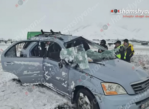 Արագածոտնի մարզում «Kia Sorento»-ն դուրս է եկել ճանապարհի երթևեկելի գոտուց, բшխվել հողաթմբին, գլխիվայր շրջվել և հայտնվել դաշտում․ կան վիրшվորներ