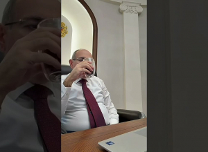 Էս երգը Փարիզից մտել է գլուխս ու դուրս չի գալիս։ Ձեզ հետ լինու՞մ է էդպես․ Փաշինյան