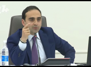 Մենք ձեզ մեղադրում ենք քաղաքական կեղծավորության համար. Ավինյանը բանավիճեց ավագանու անդամի հետ