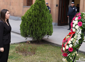 ՆԳ նախարարը հարգանքի տուրք է մատուցել Արամ Մանուկյանի հիշատակին