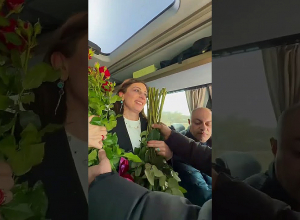 Մի խումբ մարտունեցիներ շնորհավորեցին Անահիտ Ավանեսյանի տարեդարձը եւ ծաղիկներ նվիրեցին ավտոբուսի կանանց