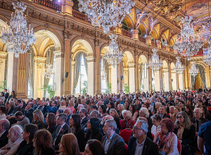 Փարիզի քաղաքապետարանի սրահը լուսավորված է Հայաստանի դրոշի գույներով