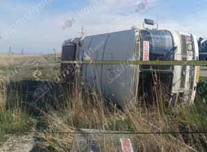 Մասիս-Հովտաշատ երթուղին սպասարկող ավտոբուսը կողաշրջվել է․ կան վիրավորներ, այդ թվում՝ հղի կին