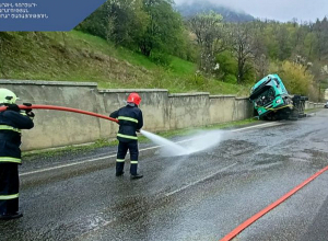 Բեռնատարը դուրս է եկել ճանապարհի երթևեկելի հատվածից և կողաշրջվել․ ՆԳՆ
