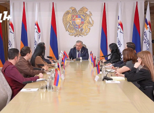 Սամվել Կարապետյանը պատասխանում է հարցերին