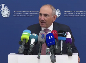 Ուրախ եմ, որ ողջ-առողջ եք եւ ինձ հարց եք տալիս, բա ո՞նց են թողել մտնեք այս շենք․Փաշինյանը՝ լրագրողին