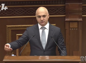 Նորմա՞լ է, որ տաքսին անձրեւի ժամանակ գինը 4 անգամ բարձրացնում է․հարց հանձնաժողովի նախագահին