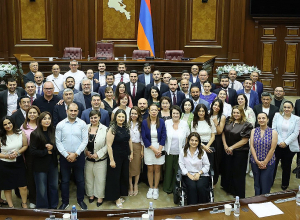 «Էկեք նկարվե՛նք». ՔՊ-ականների գրկախառնությունները և լուսանկարը՝ ԱԺ 8-րդ գումարման վերջին նիստին