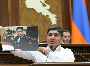 Էս ընկերը ՊԵԿ-ի պաշտոնյա էր, ՔՊ-ի 122-րդ համարը, թալանչու հետ խի՞ եք գրկված նկարվում. Մանուկյան