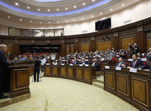 Փաշինյանի` «Կտրիճ Ներսիսյան» ասելուց հետո «Ուժեղ Հայաստանը» հարվածում է սեղանին, ՔՊ-ն` ծափահարում