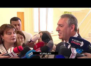 «Ի՞նչ եք առաջարկում, ի՞նչ անենք, խի՞ եք էս թեման էսքան քննարկում». Արմեն Խաչատրյանի ճեպազրույցը