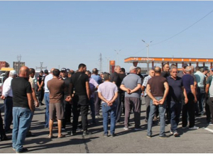 Հազար տոննայից ավելի սալոր՝ դաշտերում․ քարակերտցիները փակել էին ճանապարհը